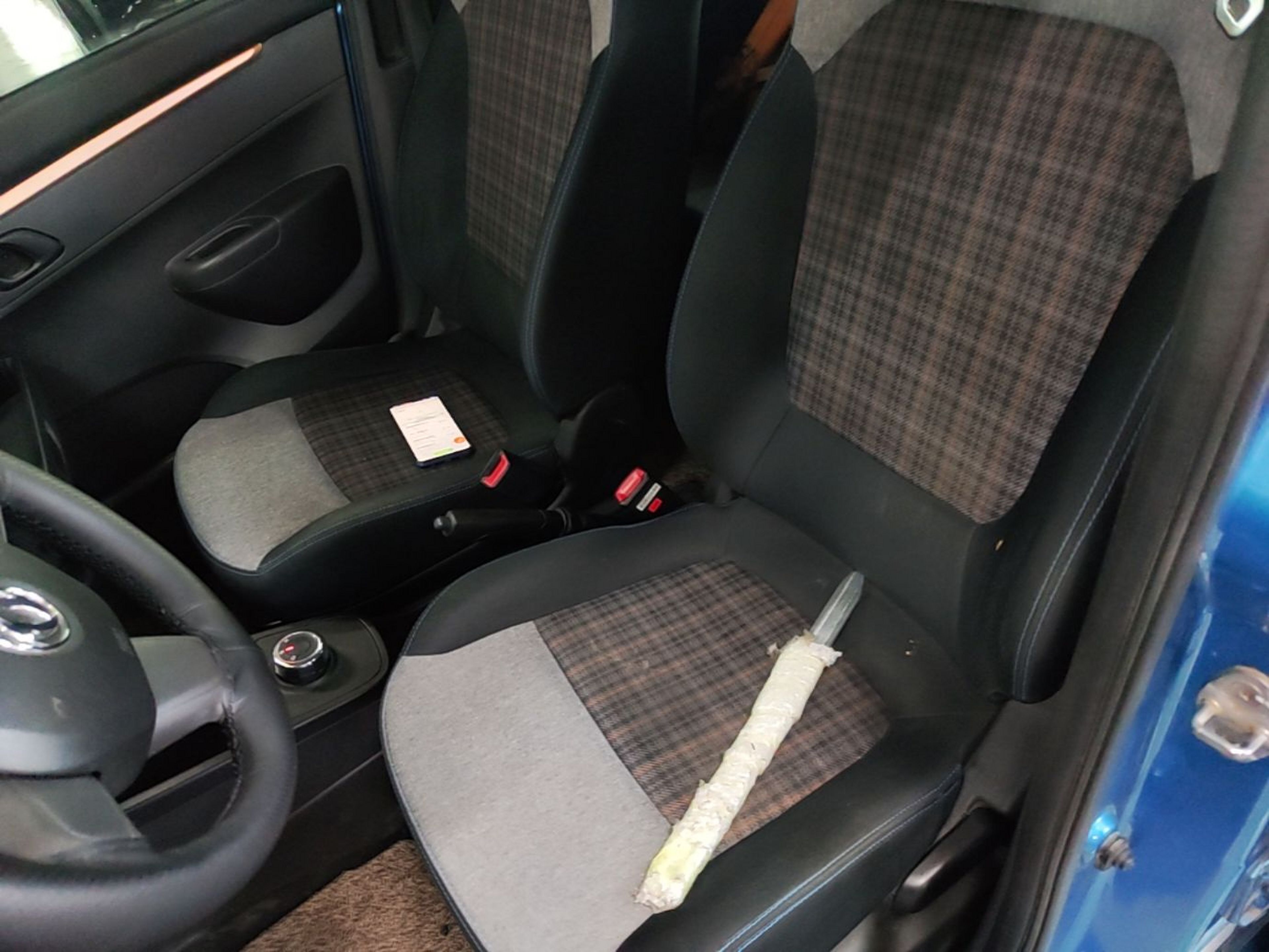 المقاعد الأمامية داخل السيارة