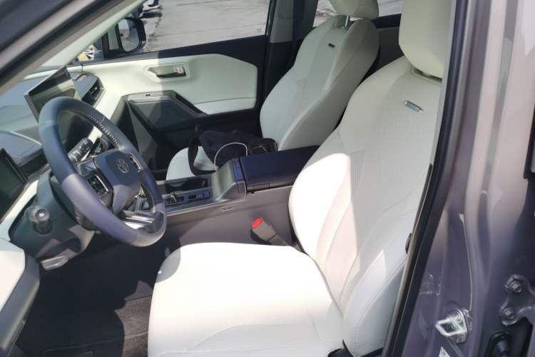 Used Toyota RAV4 2026 Model Dual-Engine 2.0L Two-Wheel Drive Luxury Edition Left Front Seat