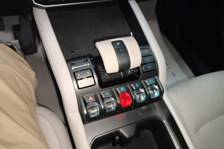 Used Formula Leopard Titanium 3 2025 501 km All-Wheel Drive Intelligent Driving Max Edition Gear Lever