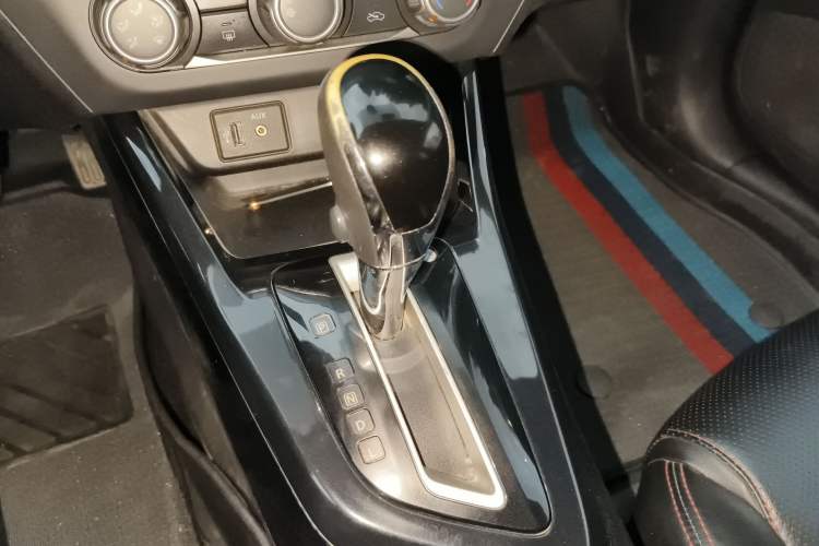 Used Nissan Lannia 2016 1.6L CVT Cool Edition Gear Lever