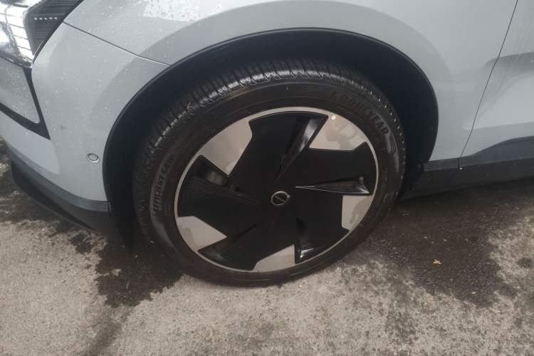 Used Volvo EX30 2025 Rear-Drive Long-Range Version Ultra