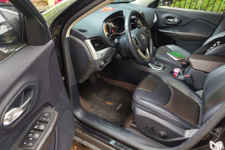 Used Jeep Cherokee 2020 2.0L Two-Wheel Drive Classic Sports Edition
