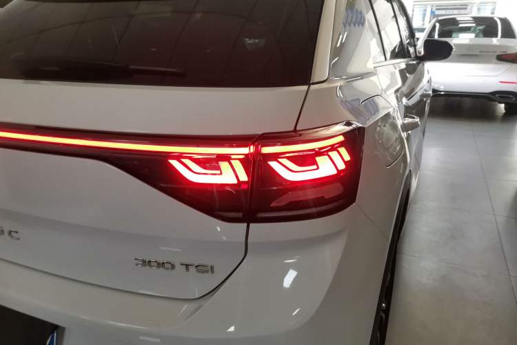 Used Volkswagen T-ROC 2024 300TSI DSG Two-Wheel-Drive Chen Guang Edition Exterior 1