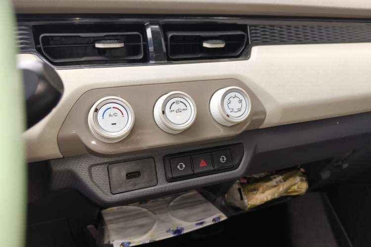 Used Chery QQ Ice Cream 2024 Edition Youth Version 205km Sundae Audio And AC Panel