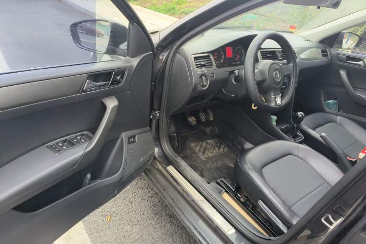 Used Volkswagen Santana 2013 1.6L Manual Comfort Edition