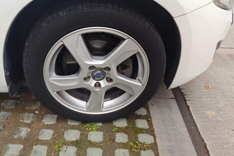 Used Volvo V60 2013 T5 Smart Edition Right Front Wheel Hub