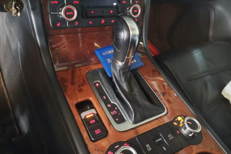 Used Volkswagen Touareg 2011 3.0 TSI Comfort Version Gear Lever