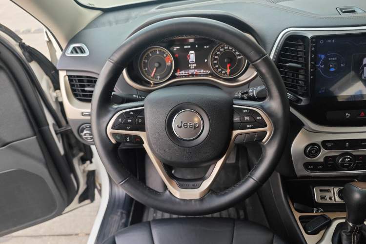 Used Jeep Cherokee 2017 2.0L Superior Edition