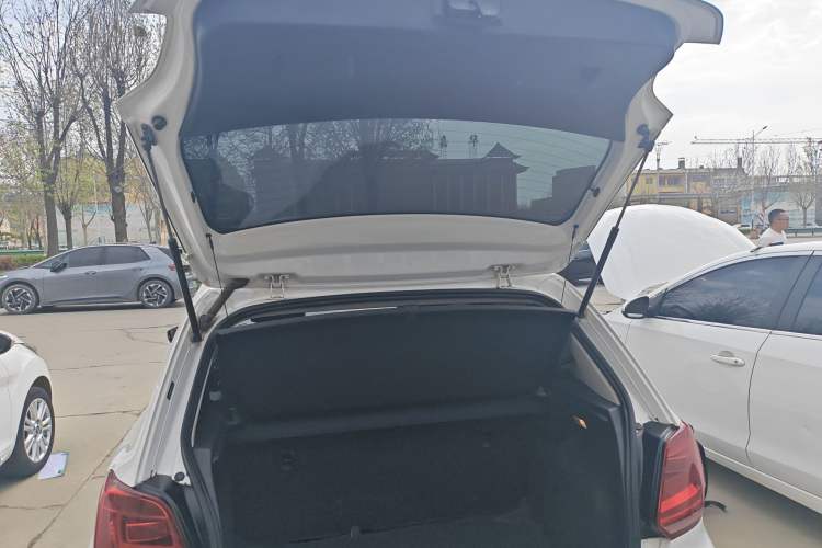 Used Volkswagen Polo 2016 1.4L Manual Fashion Model Trunk