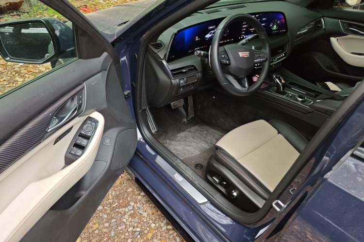 Used Cadillac CT5 2023 28T Platinum Edition Driver Seat