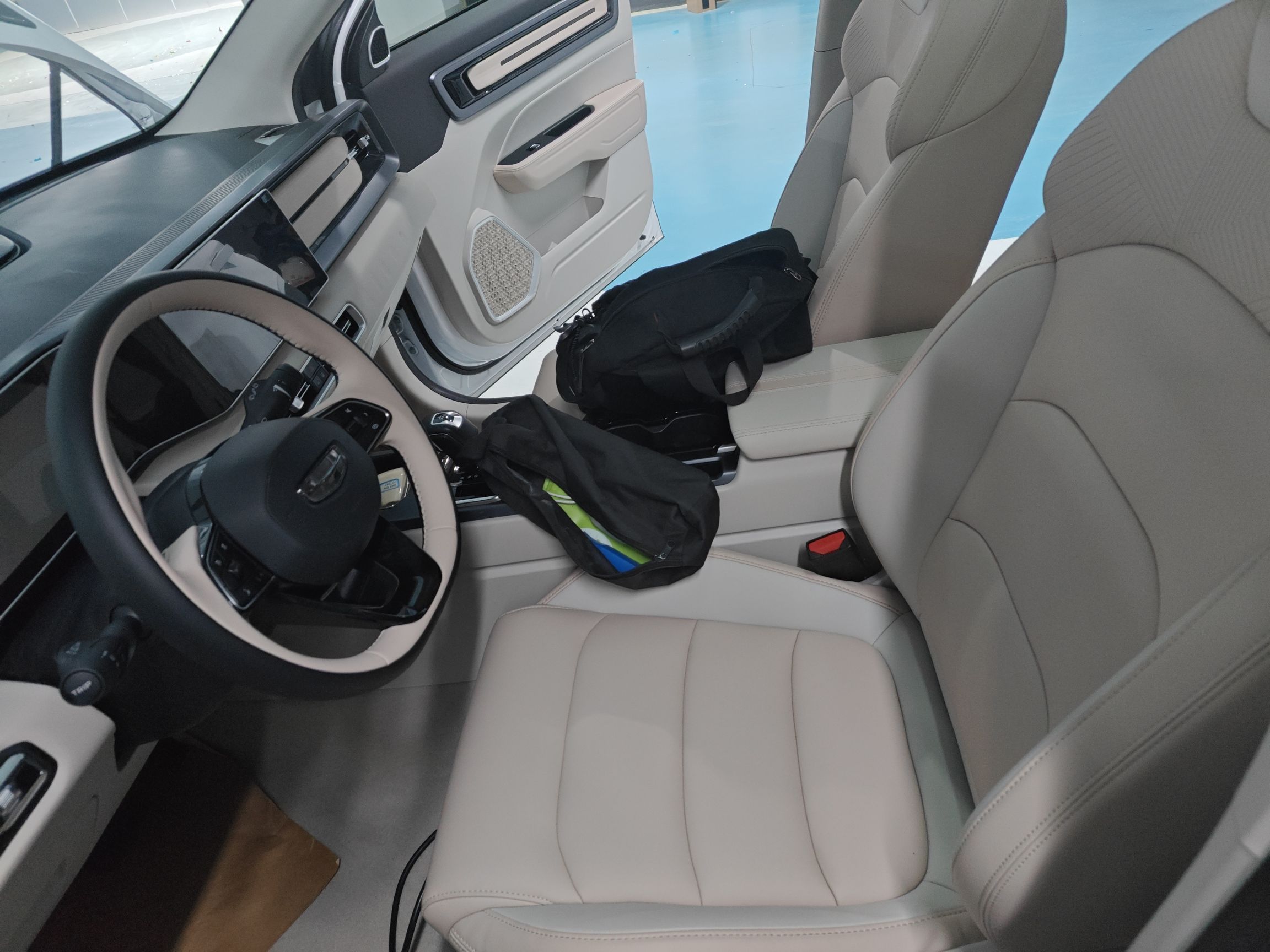 المقاعد الأمامية داخل السيارة