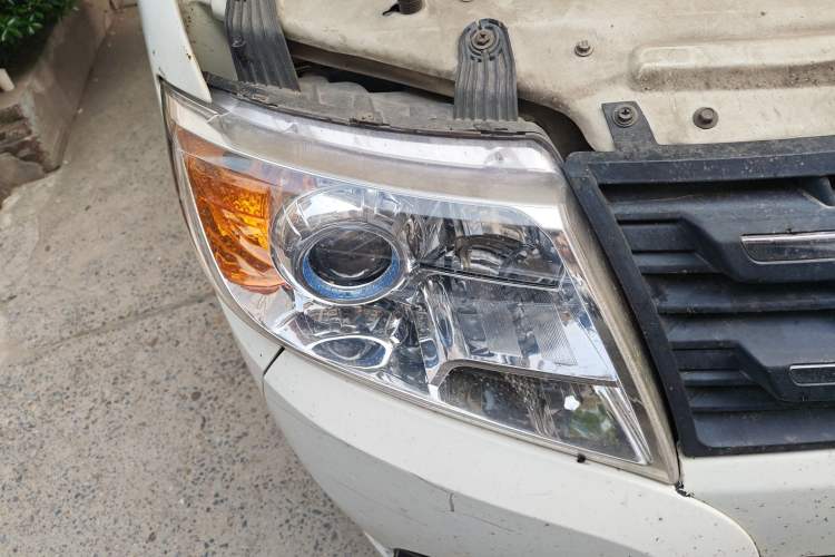 Used Dongfeng Yufeng 2014 2.5T YuliBao Logistics Vehicle Standard Features Include Short Wheelbase with Mid-Roof ZD25