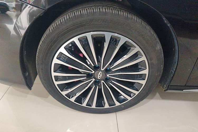 Used Chery Fengyun A8L 2025 1.5 TGDI 145 km Luxury Version Left Front Wheel Hub