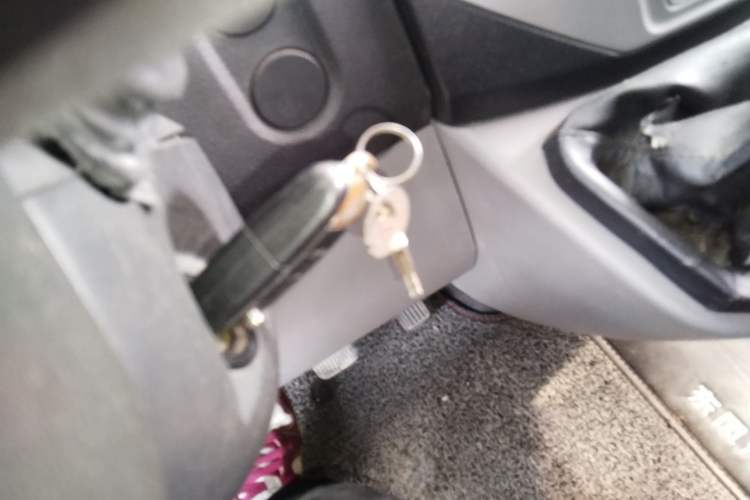 Used Dongfeng Yufeng 2018 2.3TA100 Standard Edition Logistics Vehicle Short Wheelbase Mid-Roof Design 5-9 Seater Powered by WP2.3 Vehicle Key