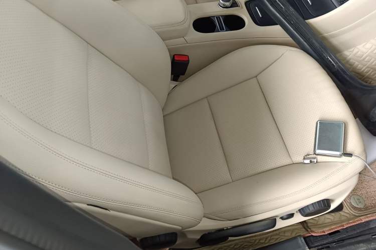 Used Mercedes-Benz GLA 2015 GLA 200 Sport Edition Right Front Seat