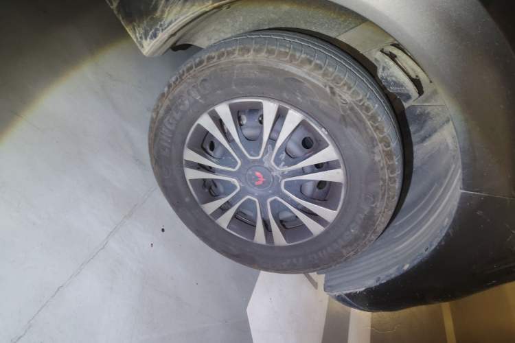 Used Wuling Hongguang New Energy 2024 All-Electric Model 300KM Standard Version Right Front Wheel Hub