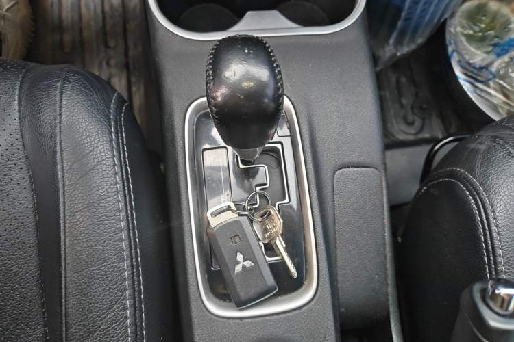 Used Mitsubishi Outlander 2013 2.4L 4x4 Luxury Navigation Edition 5 Seats Gear Lever