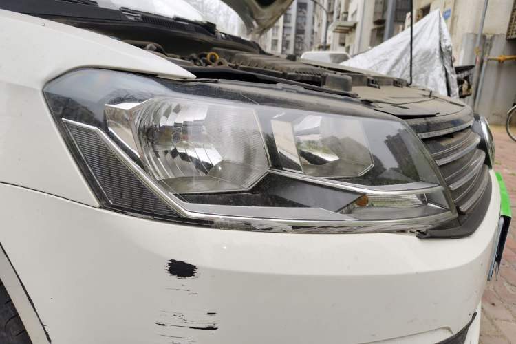 Used Volkswagen Gran Lavida 2015 1.6L Automatic Fashion Edition Right Front Headlight