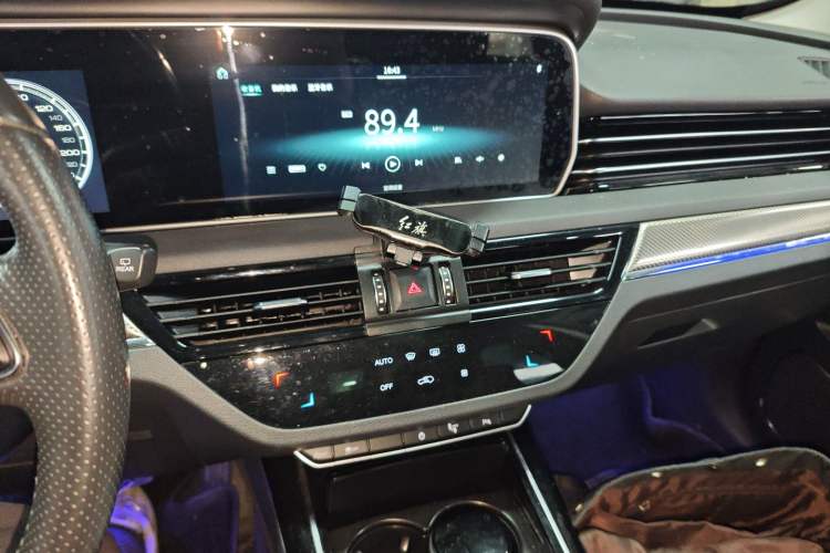 Used Hongqi HS5 2019 2.0T Smart Connect Flagship Edition Audio And AC Panel