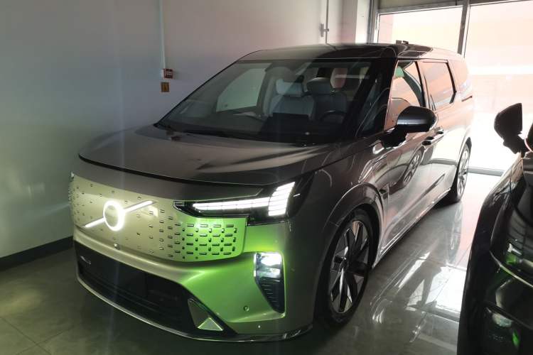 Used Volvo EM90 2025 Ultra Six-Seater