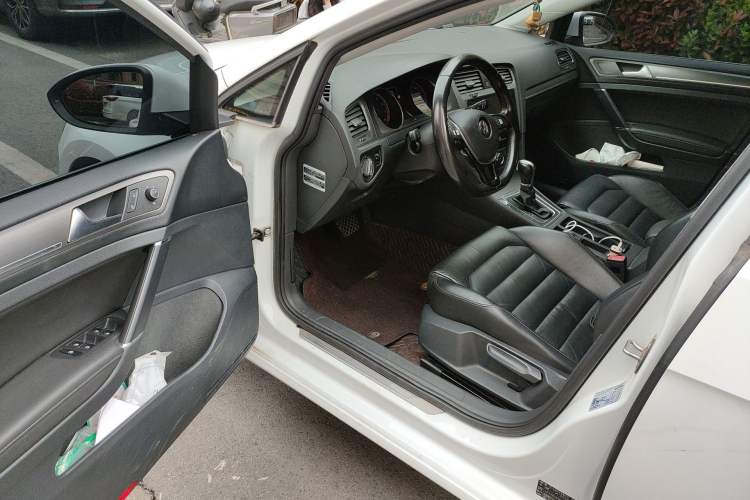 Used Volkswagen Golf 2015 1.4TSI Automatic Luxury Model Driver Seat