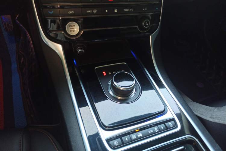 Used Jaguar XEL 2018 2.0T 200 PS LOVE Devotion Edition