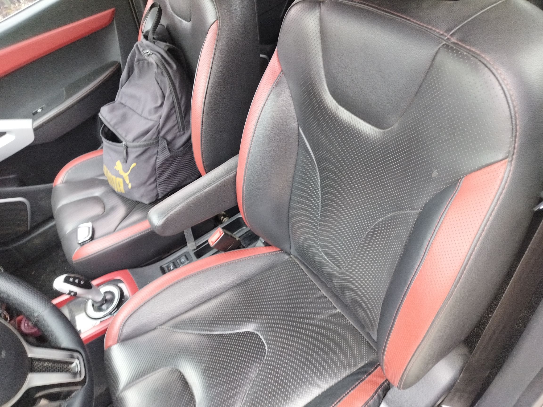 المقاعد الأمامية داخل السيارة