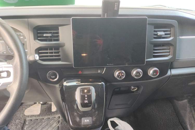 Used JMC Fushun 2023 2.0T Automatic Short-Wheelbase Low-Roof Commercial & Multi-Purpose Passenger Vehicle 6-Seater with Dual-Opening Tailgate Audio And AC Panel