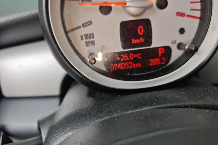 Used MINI 2010 1.6L COOPER Cheer Odometer Close Up