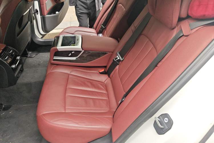 Used BMW 5 Series 2019 530Li Luxury Edition M Sport Package Left Rear Seat