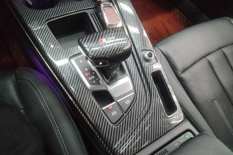 Used Audi A4L 2020 40 TFSI Fashionable and Elegant Model Gear Lever