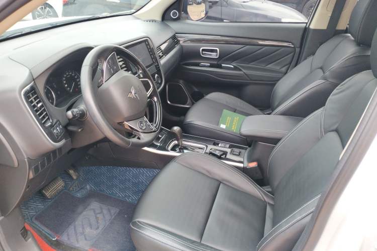 Used Mitsubishi Outlander 2020 2.0L Two-Wheel Drive Enjoyment Version 5 Seats Left Front Seat