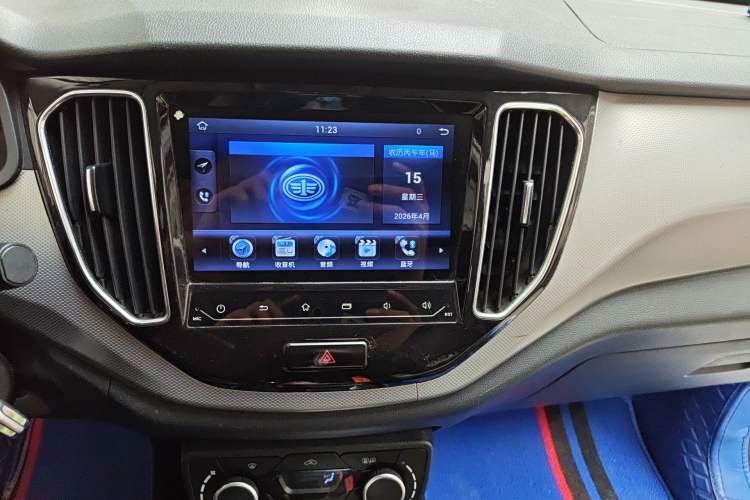 Used FAW Senya R7 2017 Revised Version 1.6L Automatic Luxury Edition Audio And AC Panel