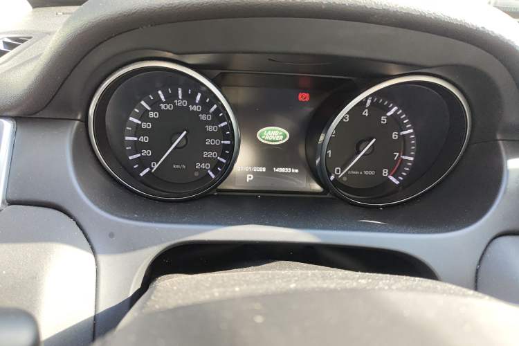 Used Land Rover Discovery Sport 2016 2.0T HSE Odometer Close Up