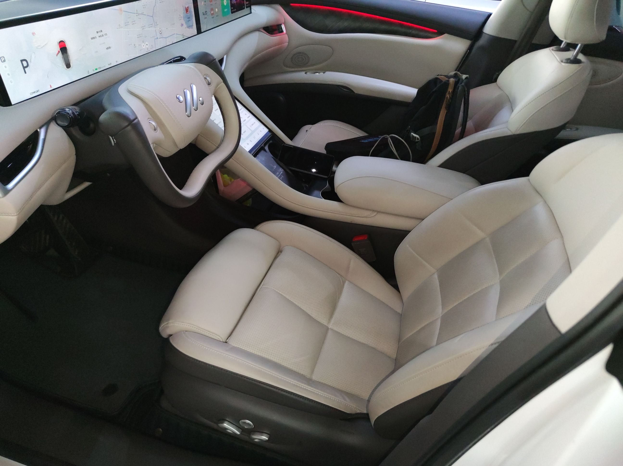 المقاعد الأمامية داخل السيارة