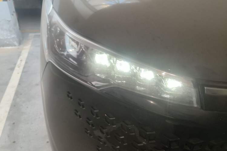 Used SAIC MAXUS Xintu V70 2023 2.0T Elite Edition Manual Transmission Short Wheelbase Low Roof 5/6 Seats (125 hp) Right Front Headlight