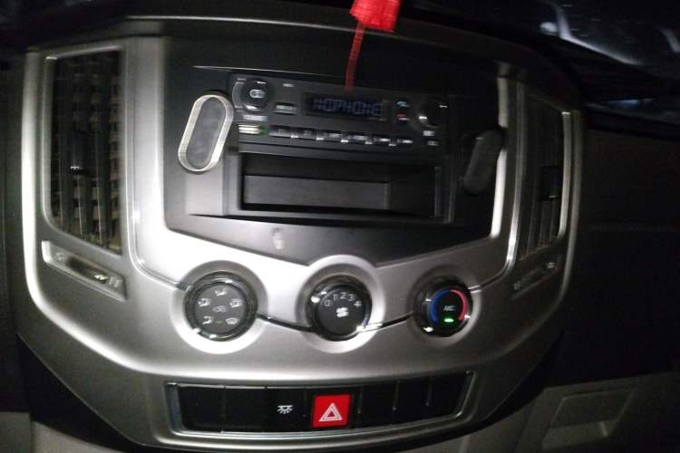 Used Dongfeng Yufeng 2020 2.3T Economy Logistics Vehicle Short Wheelbase Low Roof 5-9 Seater WP2.3
