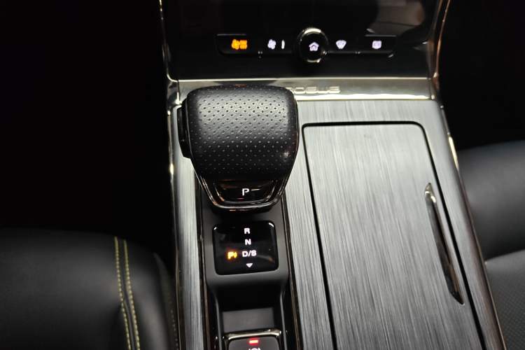 Used Roewe RX5 2023 PLUS 330TGI Automatic Trendsetting Smart Edition
