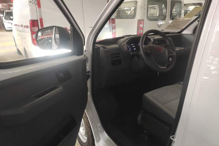 Used Wuling Yangguang 2024 300km Comfort-Grade Passenger Van 60kW Driver Seat