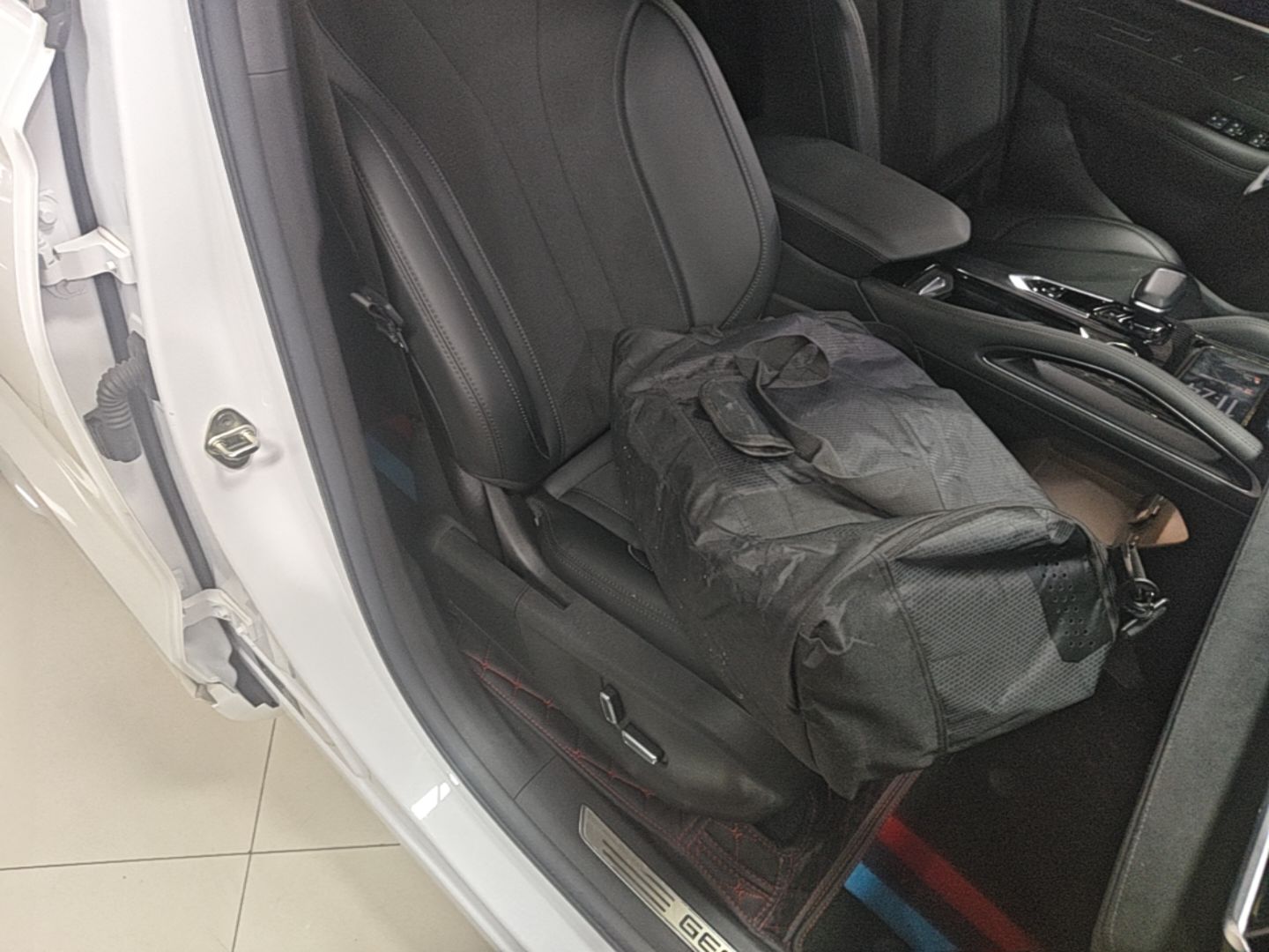 Geely Auto Monjaro L 2024 2.0TD High-Power Automatic Two-Wheel Drive Skyline Edition — снимка 19