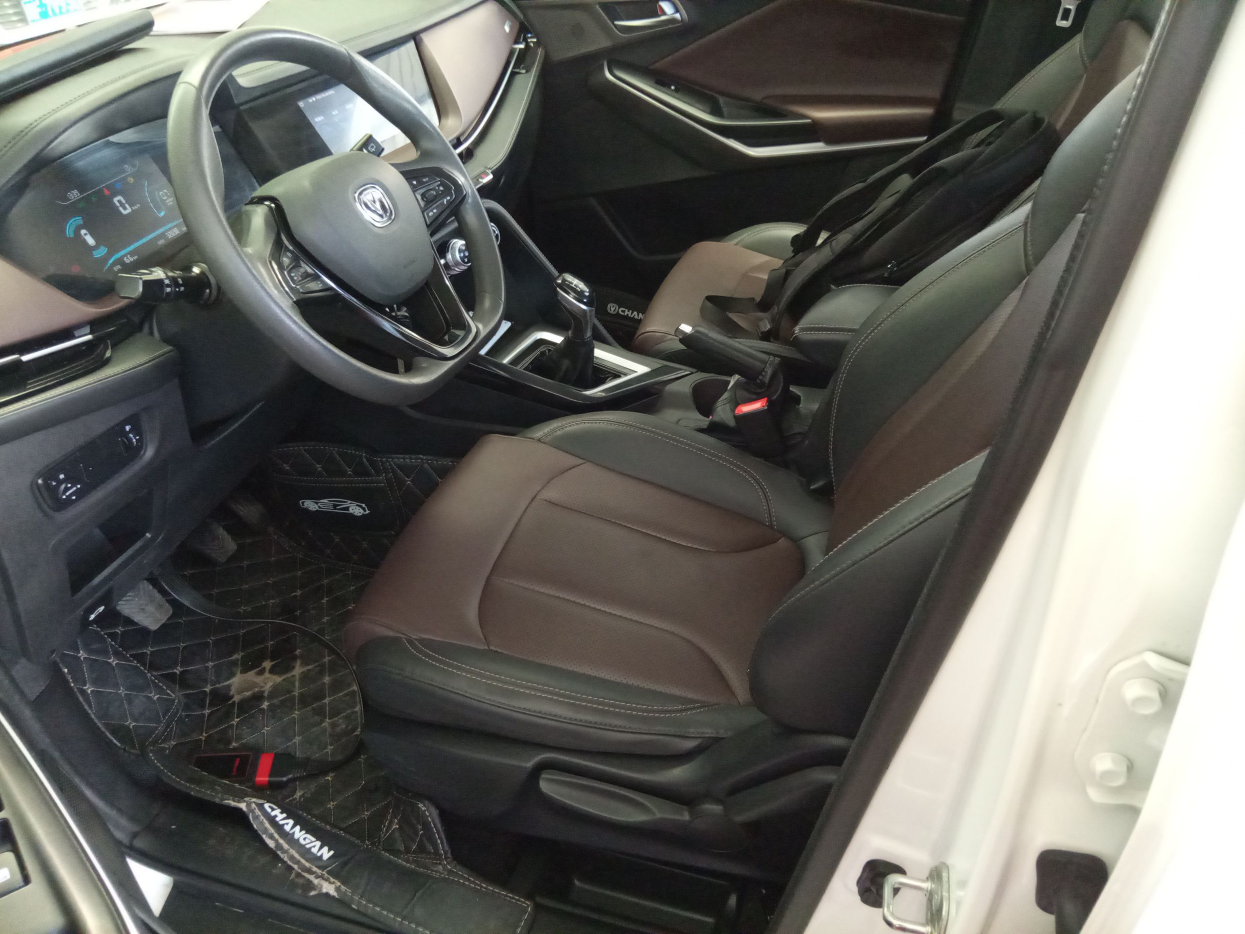 المقاعد الأمامية داخل السيارة