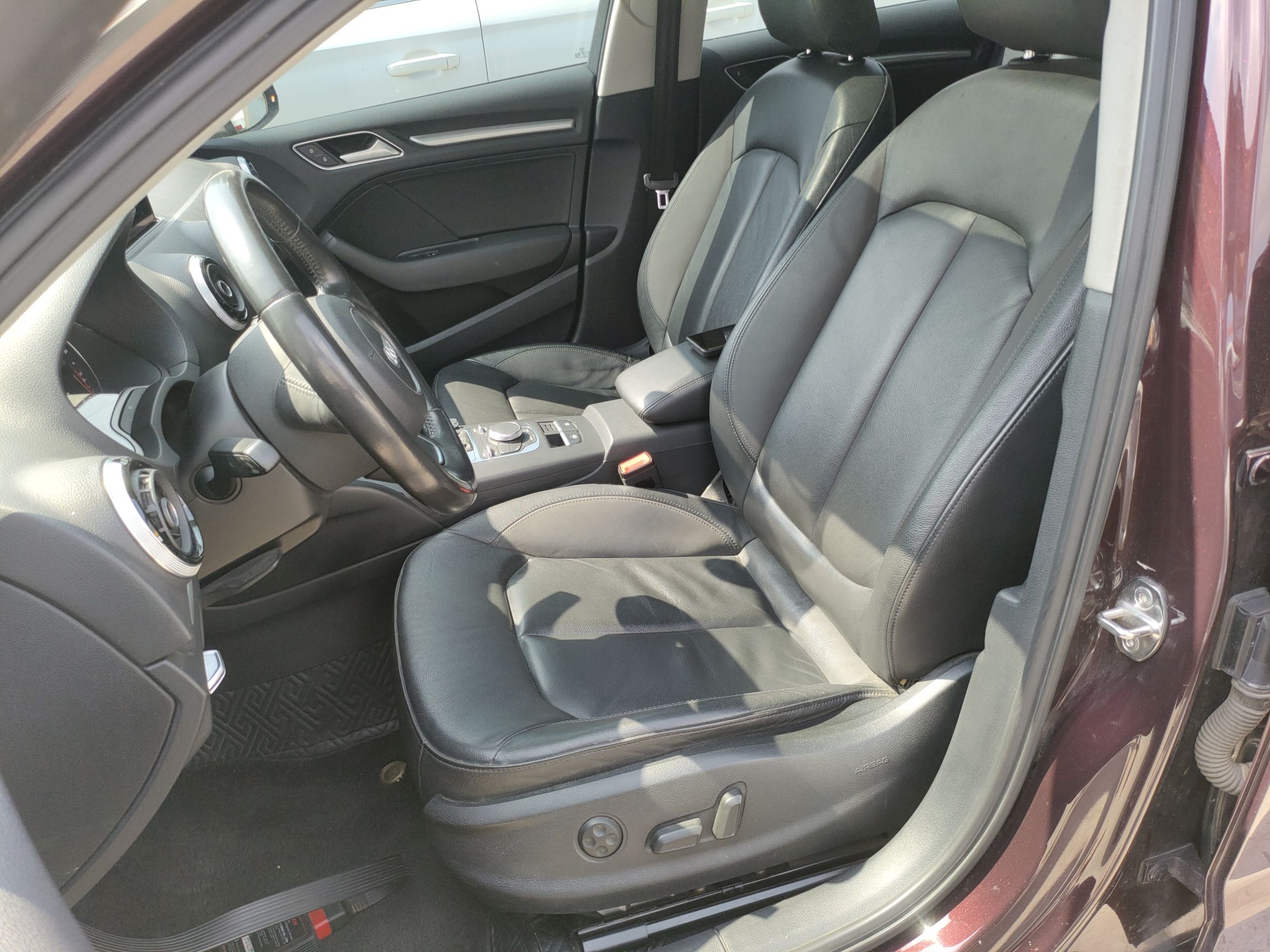 Переднее сиденье в автомобиле