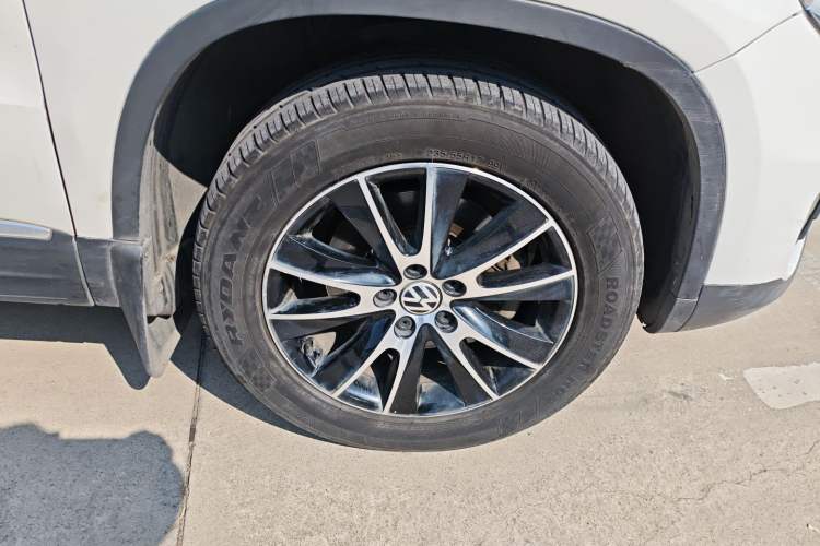 Used Volkswagen Tiguan 2013 1.8 TSI Automatic All-Wheel Drive Luxury Model Right Front Wheel Hub