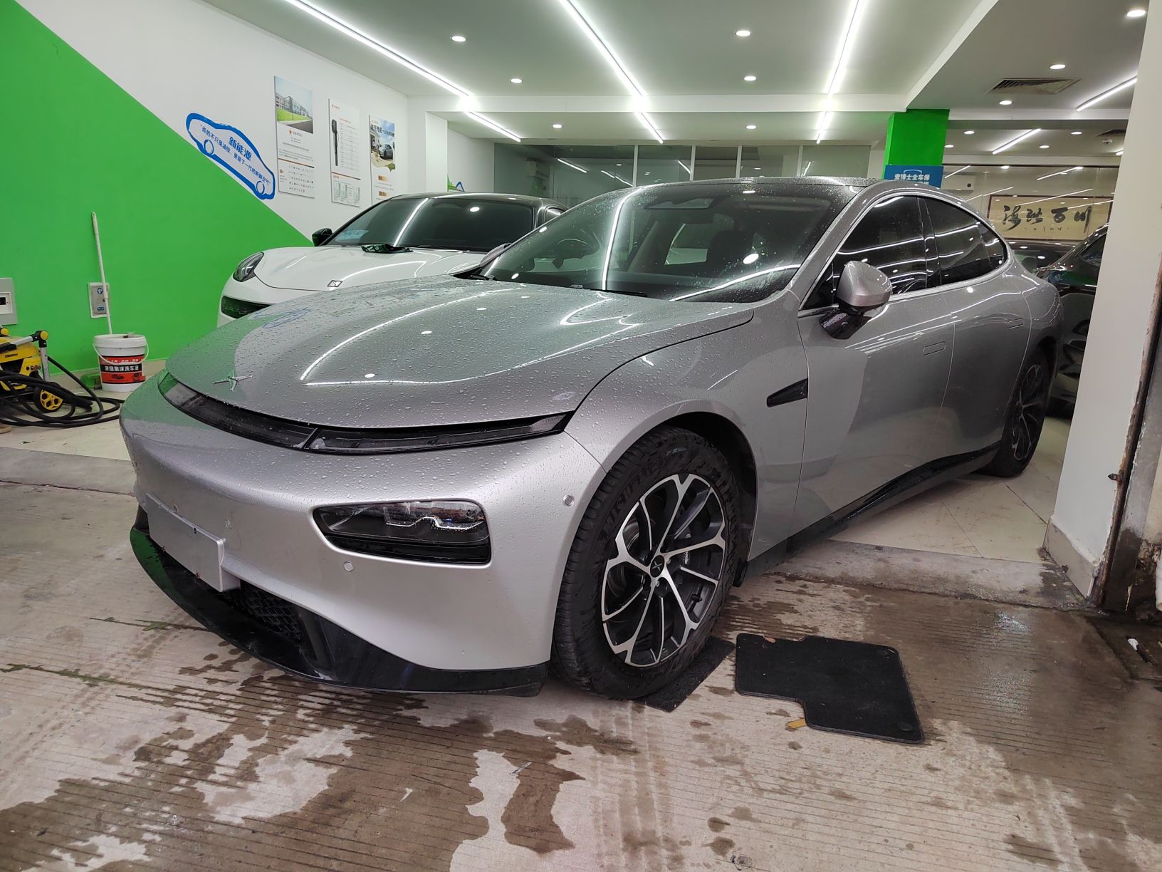 Под передней частью автомобиля