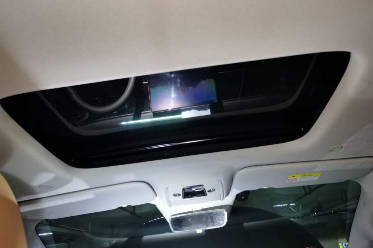 Used Denza D9 2022 DM-i 1040 Prestige Model
