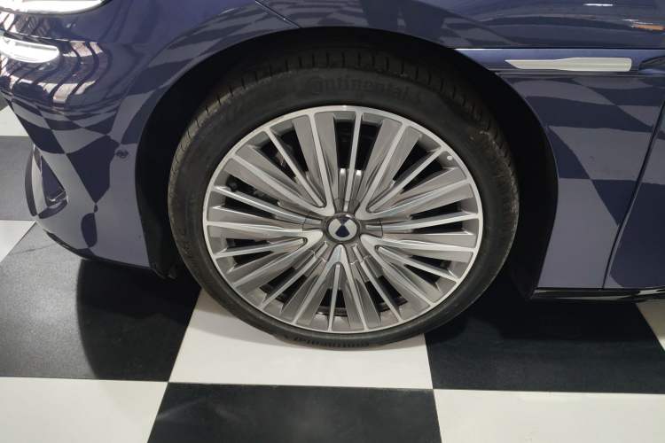 Used Denza Z9 2024 1100 km All-Wheel-Drive Ultra Version
