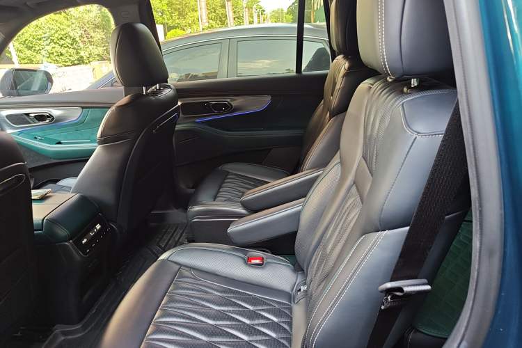 Used GAC Trumpchi GS8 2022 Double-Energy Series 2.0TM Two-Wheel Drive Prestige Edition (6 Seats) Left Rear Seat