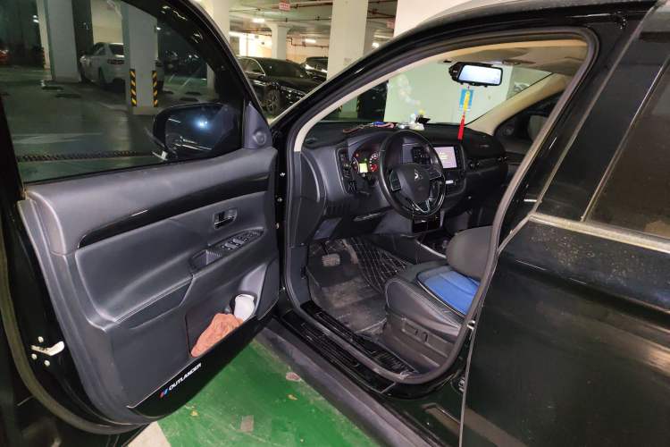 Used Mitsubishi Outlander 2017 2.0L Two-Wheel Drive Glory Edition 5 Seats Driver Seat