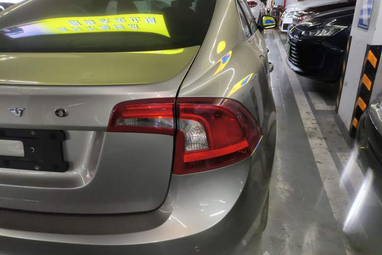 Used Volvo S60 2014 S60L 2.0T Zhiyuan Edition
