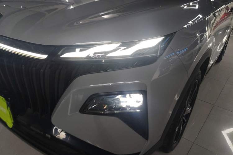 Used Dongfeng Aeolus Huge 2022 Mach Dual-Motor 1.5T MHD Dare-to-Dream Edition